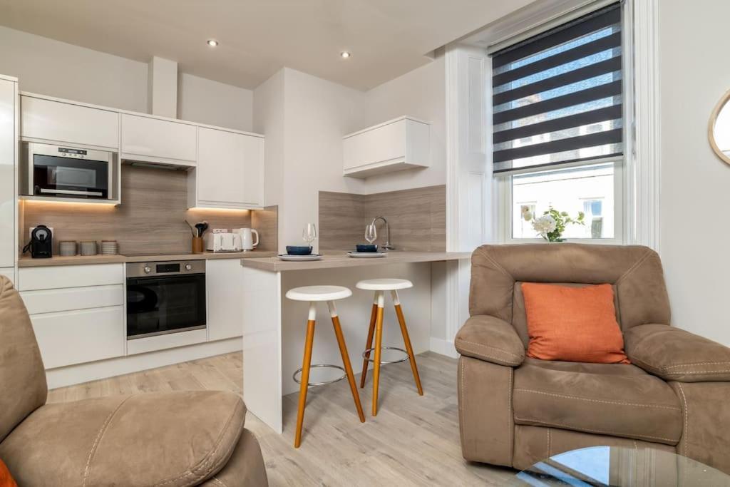 West End @ Netflix @ Newly Built Apartment Aberdeen Exterior foto