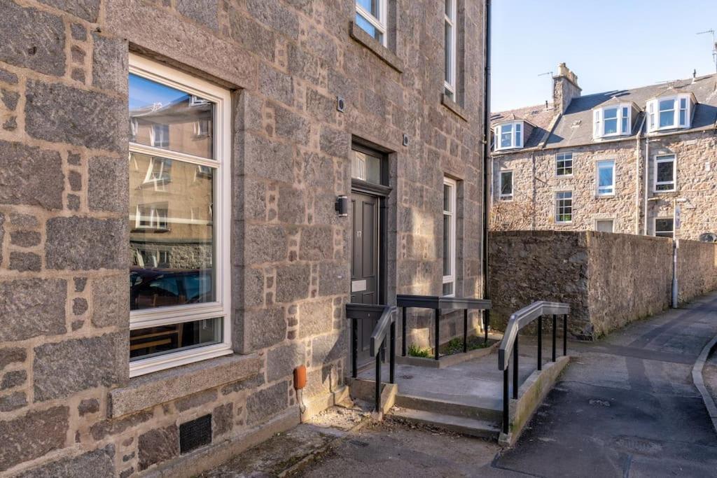 West End @ Netflix @ Newly Built Apartment Aberdeen Exterior foto