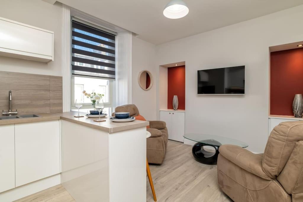 West End @ Netflix @ Newly Built Apartment Aberdeen Exterior foto