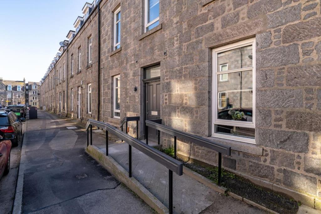 West End @ Netflix @ Newly Built Apartment Aberdeen Exterior foto